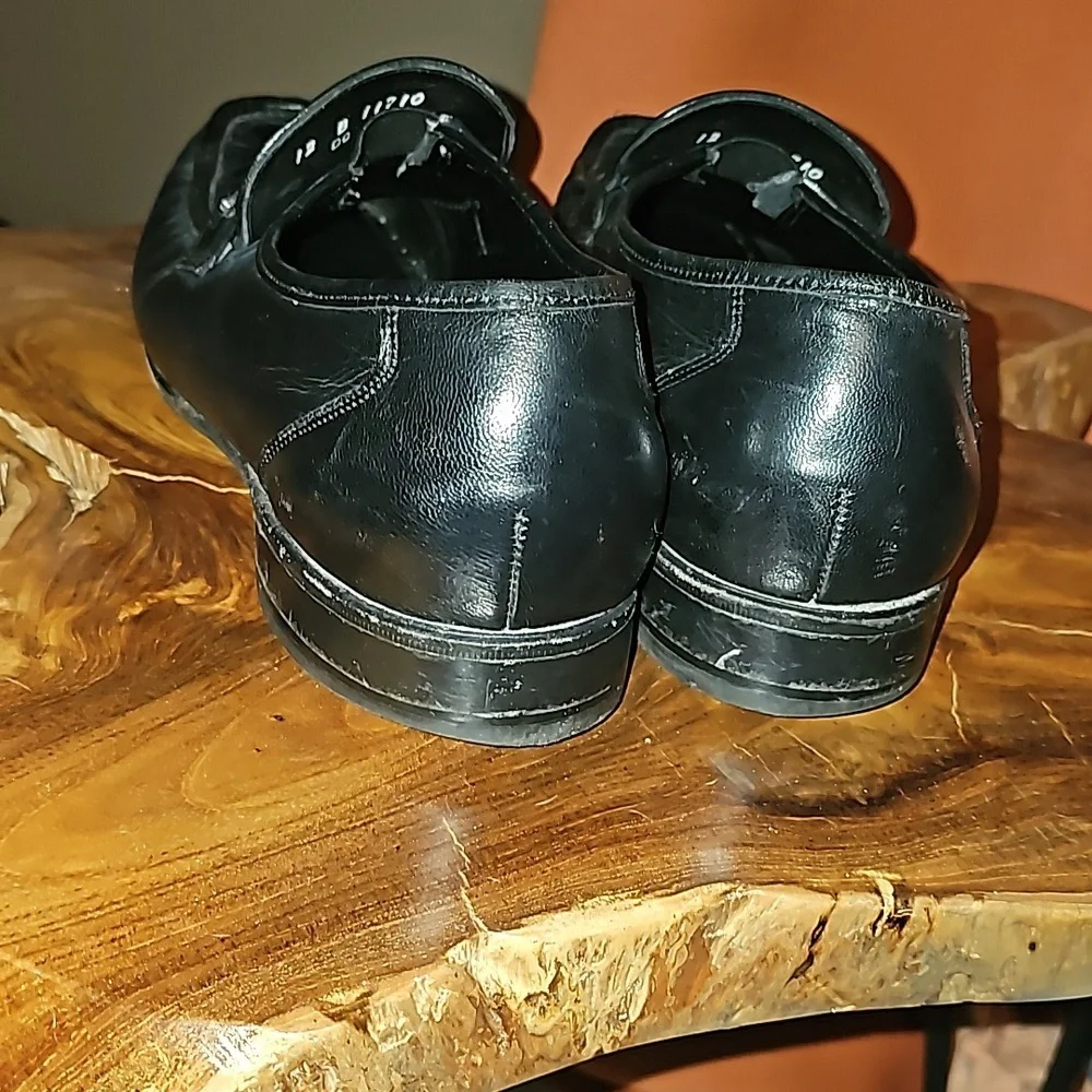 Men's Florshiem-black leather dress shoes. Size 12. Great condition